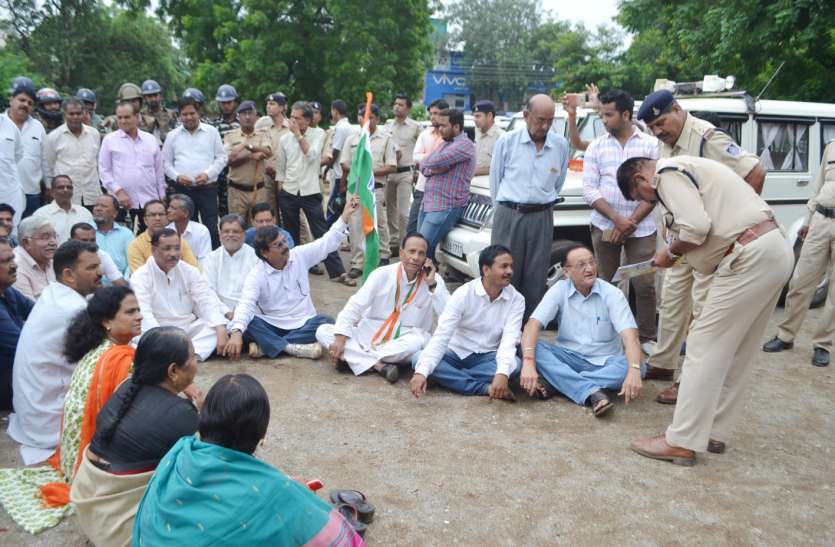 Congress Bharat Band Letest News In Hindi पुलिस से विवाद के बाद कांग्रेसियों ने दिया थाने पर धरना