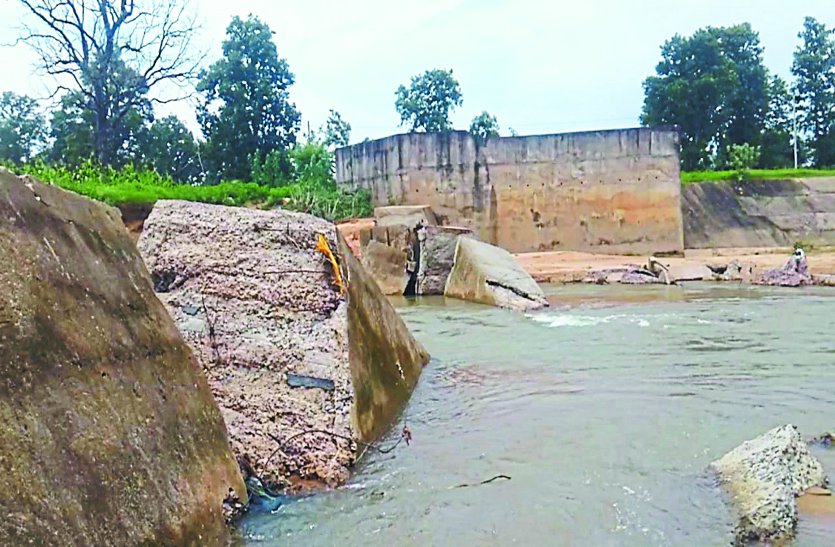 CG NEWS 177 लाख के बजट से एनीकट का कराया गया था निर्माण, बह जाने से अनियमितता की खुली पोल