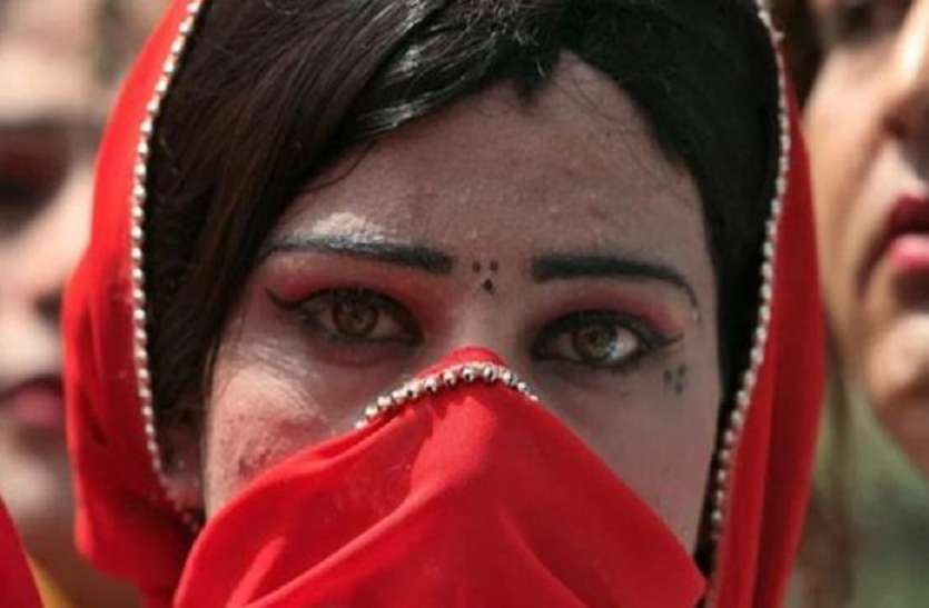 Pakistan Transgender ट्रांसजेंडर के साथ गंदा काम करना चाहते थे चार युवक, नाकाम होने पर कर दिया जिंदा आग के हवाले