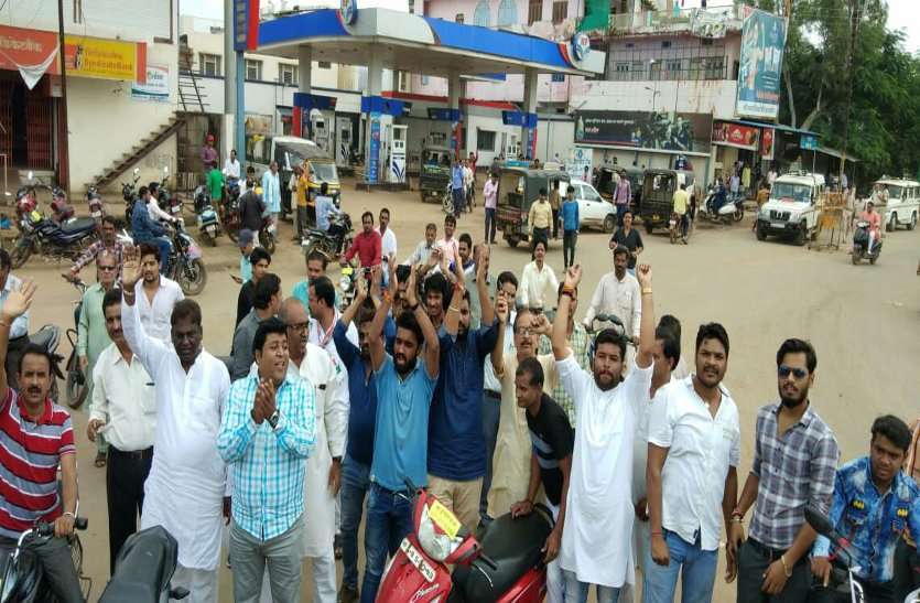 congrssman protest बाजार बंद कराने सड़कों पर उतरे कांग्रेसी, व्यापारियों से मांगा समर्थन