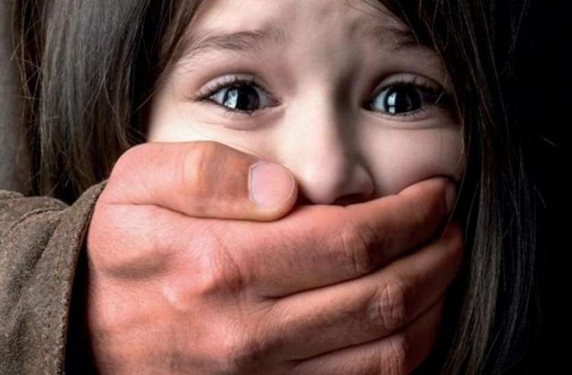 दिल्ली: विनोद नगर में चार वर्ष की मासूम बच्ची के साथ पड़ोसी युवक ने किया रेप,गिरफ्तार दिल्ली: विनोद नगर में चार वर्ष की मासूम बच्ची के साथ पड़ोसी युवक ने किया रेप,गिरफ्तार