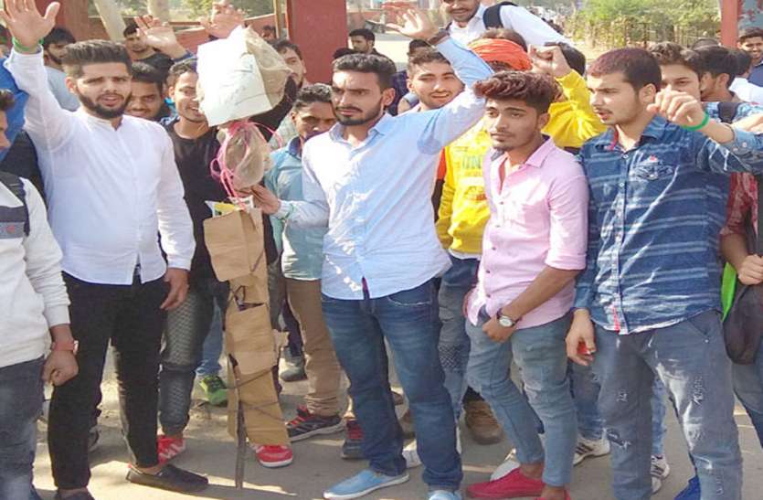 raebareli केंद्र और राज्य के खिलाफ प्रेरकों ने खोला मोर्चा, जलाया पुतला