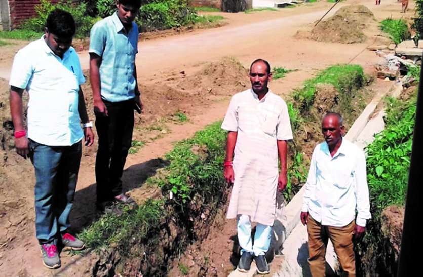 system गड़बड़ी: ठेकेदार की लापरवाही से धंस गई 300 मीटर की नाली