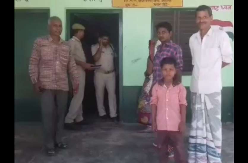 Ambedkar Nagar टीचरों की लापरवाही से आठ साल का मासूम प्राइमरी स्कूल में हुआ कैद