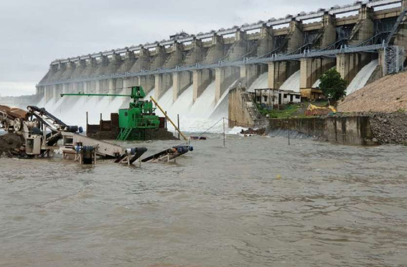 A look of water drainage from 18 gates of Bansagar Dame, shown after one year एक साल बाद दिखा बाणसागर डेम के 18 गेट से पानी निकासी का नजारा