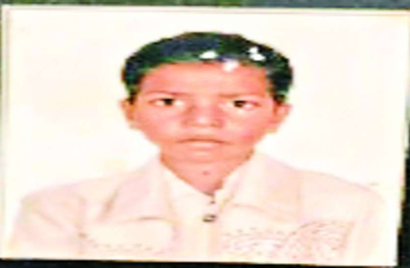 Innocent gets hit on the road death अर्थी पर उछाले सिक्के उठा रहे मासूम को सड़क पर पटका, मौत