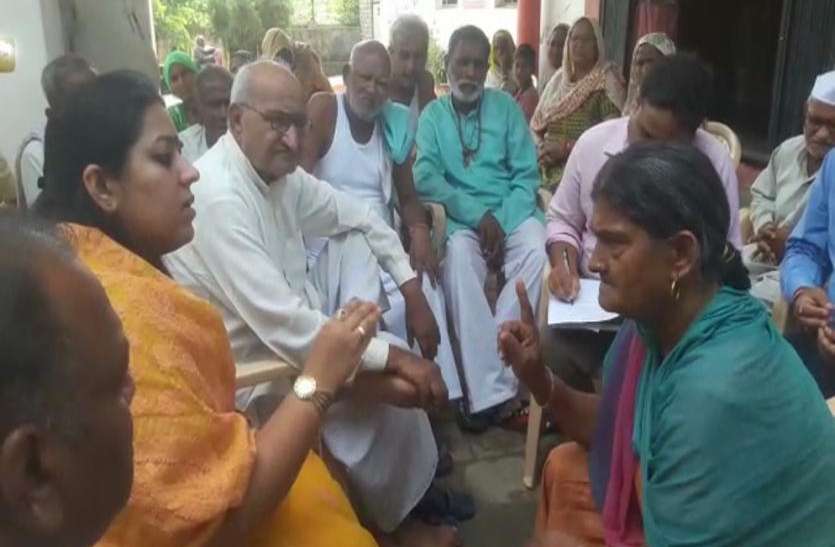 news बूढ़े मां-बाप मांग रहे थे भीख, पता लगते ही महिला अधिकारी ने इन्हें लगार्इ फटकार