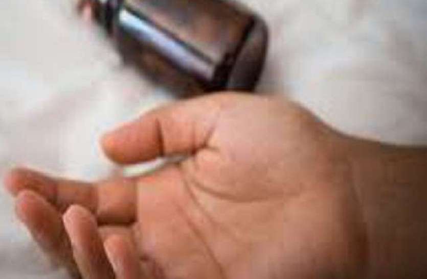 three members of family found unconscious in charminar train परिवार को नशीला पदार्थ खिलाकर ३० सवरन के गहने लूटे