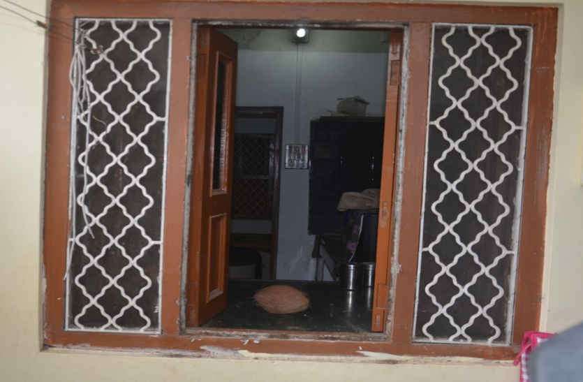 MP representative houses goods stolen eight lake in bhilwara सांसद प्रतिनिधि के मकान से समेट ले गए आठ लाख का माल
