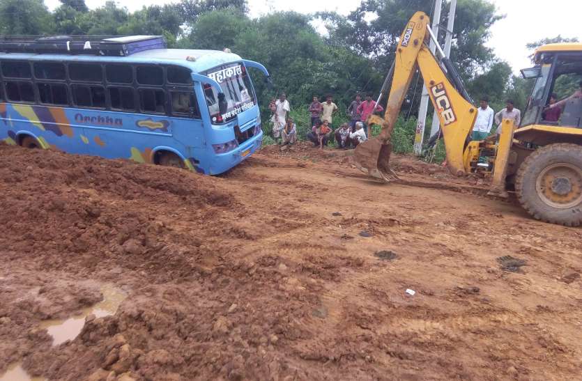 Swamp Mohangarh-Prithvirpur road Company work incomplete दलदल हुई मोहनगढ़-पृथ्वीपुर सड़क, 5 माह में 5 फीसदी पूरा नहीं कर पाई कम्पनी काम