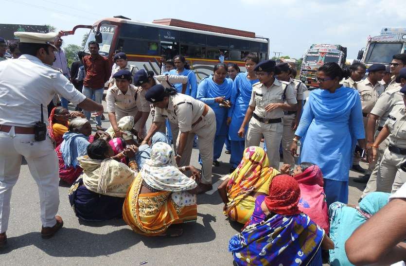 system शौचालय निर्माण की नहीं मिली राशि आक्रोशित ग्रामीणों ने किया सड़क जाम