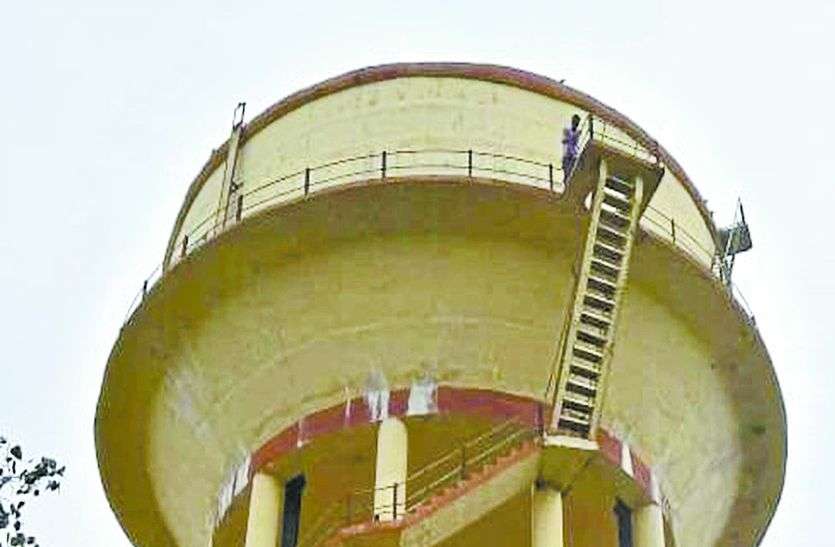 Drunk Man Climbs on Water Tank in Sikar Rajasthan उधार लिए रुपए नहीं लौटाए तो पानी की टंकी पर जा चढ़ा ये शख्स