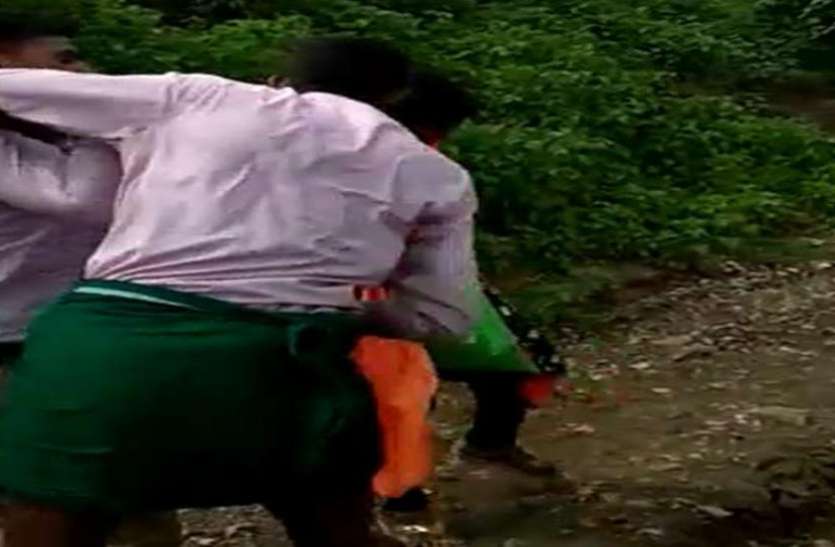 viral video बीच रास्ते जबरन महिला को पकड़ा, फिर फाड़ने लगे कपड़े और बनाते रहे वीडियो, हुआ वायरल