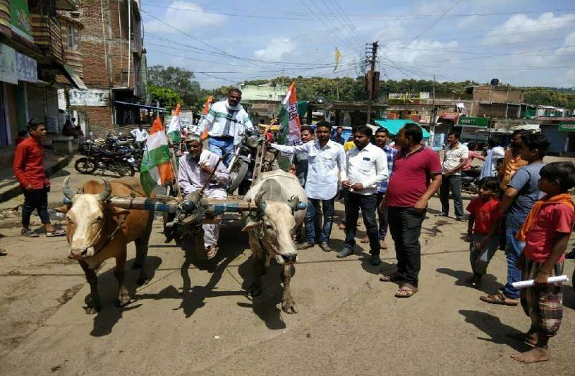 protest कांग्रेसियों ने ऐसे किया मंहगाई का विरोध, दोपहर तक 50 प्रतिशत भारत बंद रहा