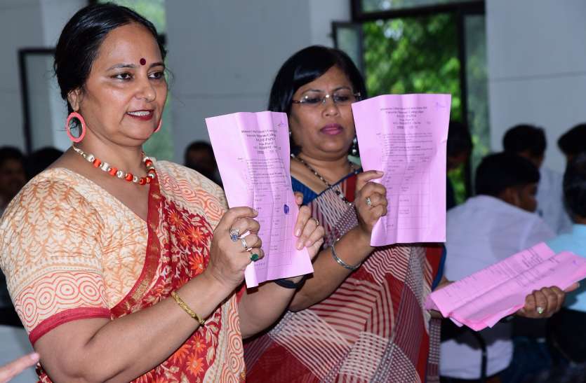 maharani college 134 छात्राओं को नहीं आया वोट डालना, किसी ने अगूंठा लगाया तो किसी ने लिखा नोटा