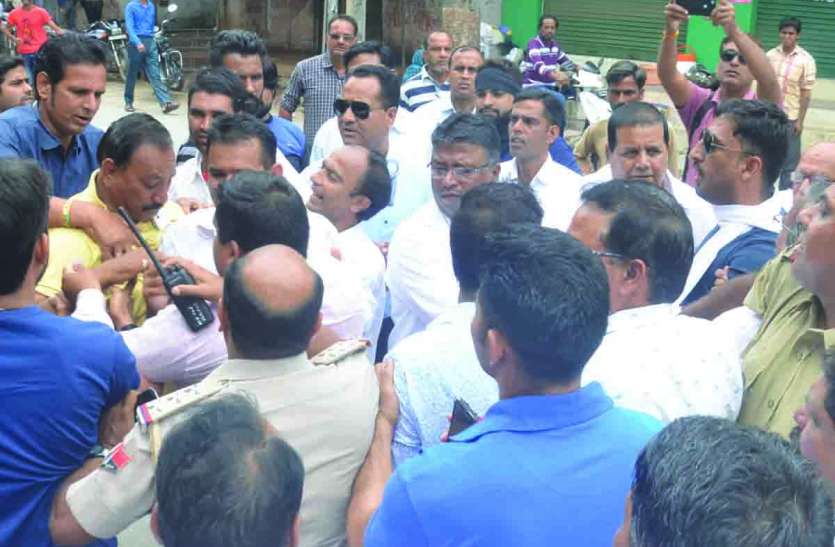 Rajsamand news,Rajsamand Hindi news,Rajsamand local news, कांग्रेस कार्यकर्ताओं में दिन में हाथापाई... फिर रजामंदी, रात को फिर मारपीट