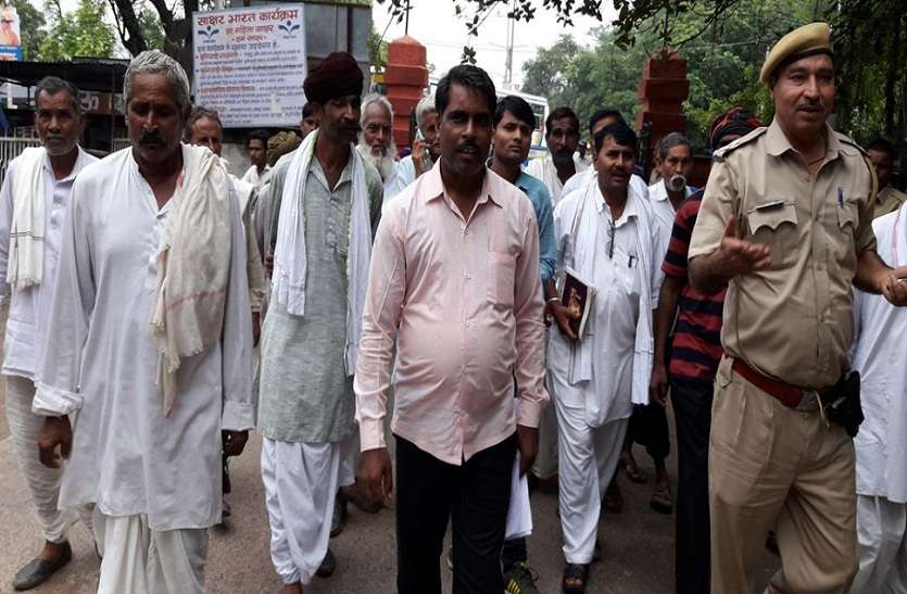 ज्ञापन सौंपने जाते किसान। अतिवृष्टि से खराब फसलों की गिरदावरी कराने की मांग