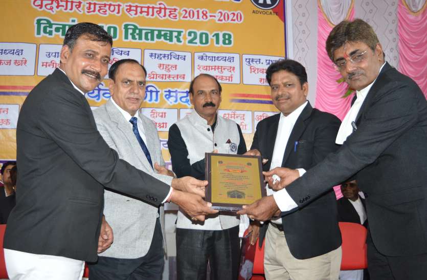 Advocate Union Elections Damoh Swearing 2018 नव निर्वाचित पदाधिकारियों ने ली शपथ, जिला एवं सत्र न्यायाधीश रहे मुख्य अतिथि
