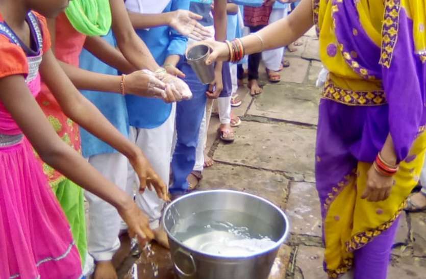 Conduct activities of sanitation fortnight in schools विद्यालयों में स्वच्छता पखवाडे की गतिविधियों का आयोजन