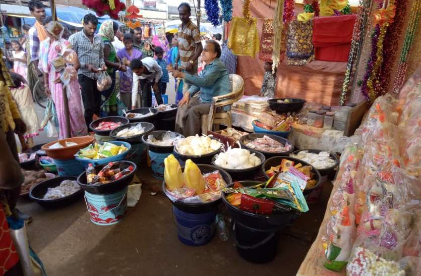 Shopping for Women's Circle हरतालिका वृत के लिये महिलाओं ने की खरीददारी