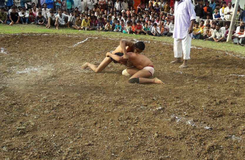 wrestlers-show-bet पहलवानों ने दिखाए दांव पेच