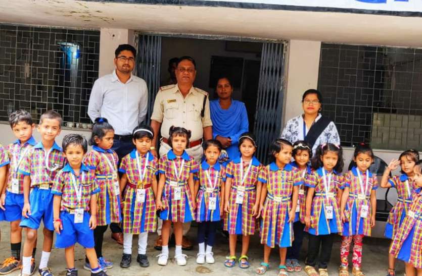 Thanedar said police is your friend थानेदार ने कहा पुलिस दोस्त है आपकी