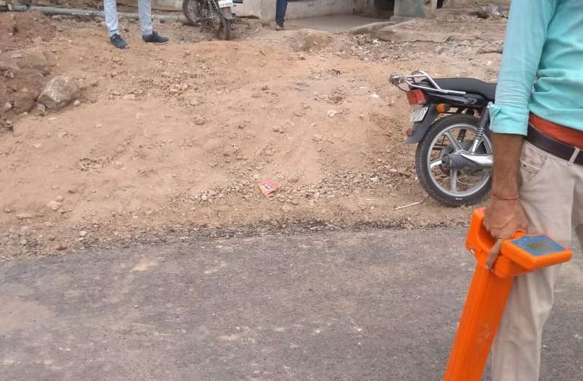 Nagaur patrika बीएसएनएल के डीपी-पोल तोड़ उस पर बिछा दी सडक़