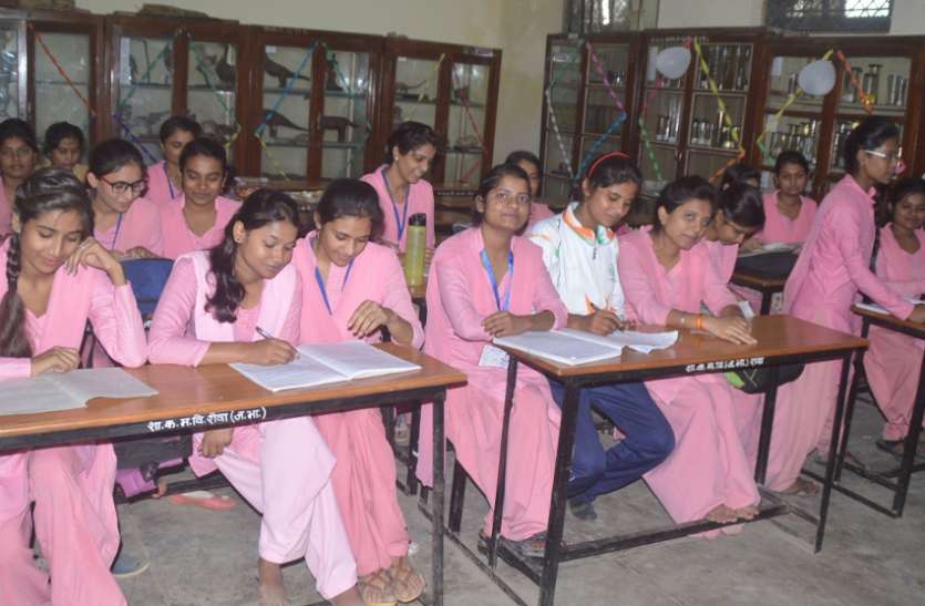Student disturbed after seat increase in admission of Rewa college शासकीय कॉलेजों में सीट बढ़ाकर प्रवेश लेना मुसीबत भरा साबित हो रहा, जानिए किस तरह परेशान हो रहे छात्र
