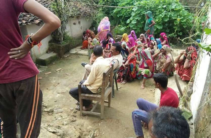 House collapsed dead पोती को बिस्किट दिलाने ले जा रहे दादा की मलबा में दबने से मौत