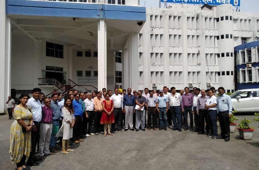 Coal India officials protested by black bandage, will continue till 26th September कोल इण्डिया के अधिकारियों ने काली पट्टी बांधकर किया प्रदर्शन, 26 सितम्बर तक जारी रहेगा विरोध