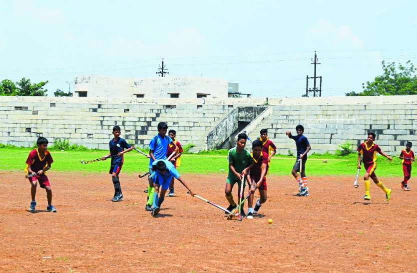 Story of Sports teacher in satna district schools MP: स्कूल मैदान से गायब हो गए खेल और खेल शिक्षक, कैसे तैयार होंगे 'सुल्तान'
