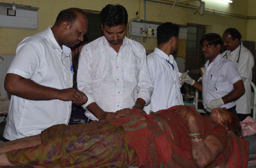 bahoo ne daadee saas par pattharon se kiya hamala बहू ने दादी सास पर पत्थरों से किया हमला