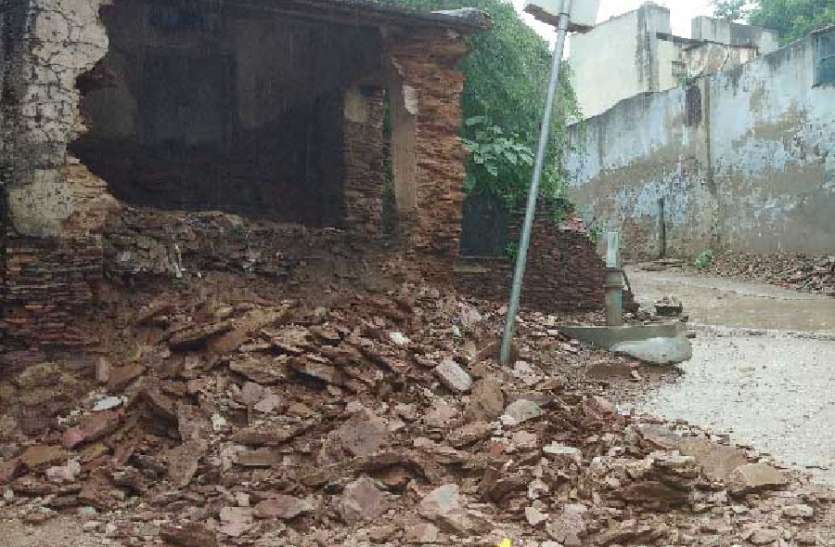 puraane patavaar ghar kee deevaar dhahee.tala bada haadasa पुराने पटवार घर की दीवार ढही.टला बड़ा हादसा