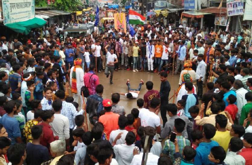 baaba raamadev ke gunjate jayakaaren ke saath nikalee shobhaayaatra बाबा रामदेव के गुंजते जयकारें के साथ निकली शोभायात्रा