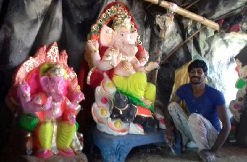 Artists' last touch to idols, ganapati to adorn homes प्रतिमाओं को अंतिम रुप देने में जुटे कलाकार, घर घर होगी गणपति की पूजा