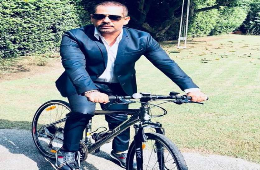 robert रॉबर्ट वाड्रा ने महंगे पेट्रोल पर मोदी सरकार को घेरते हुए फेसबुक पर पोस्ट की साइकिल सवार फोटो