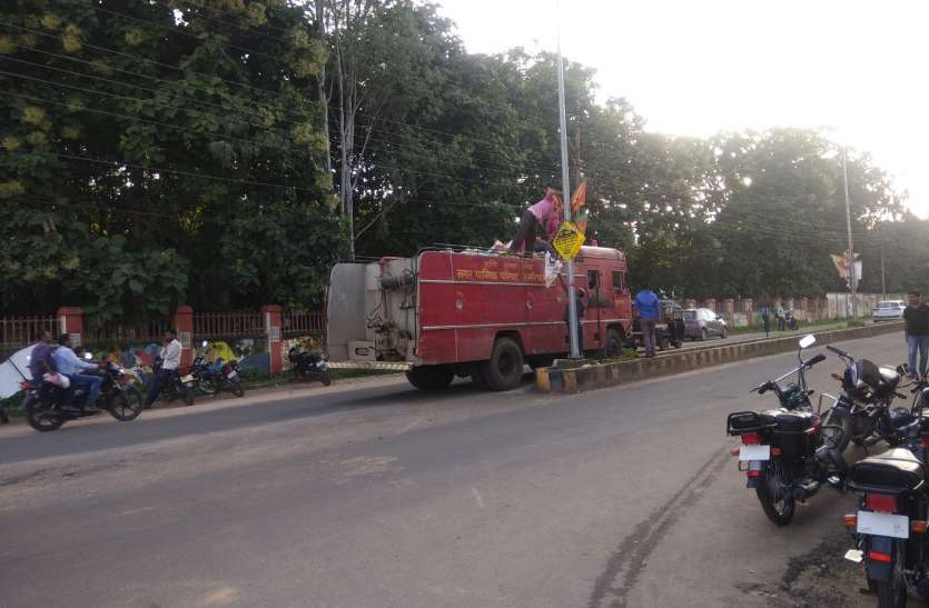 Posters and banners removed from the pillars in the city नगर में खंभों से हटाए गए पोस्टर और बैनर