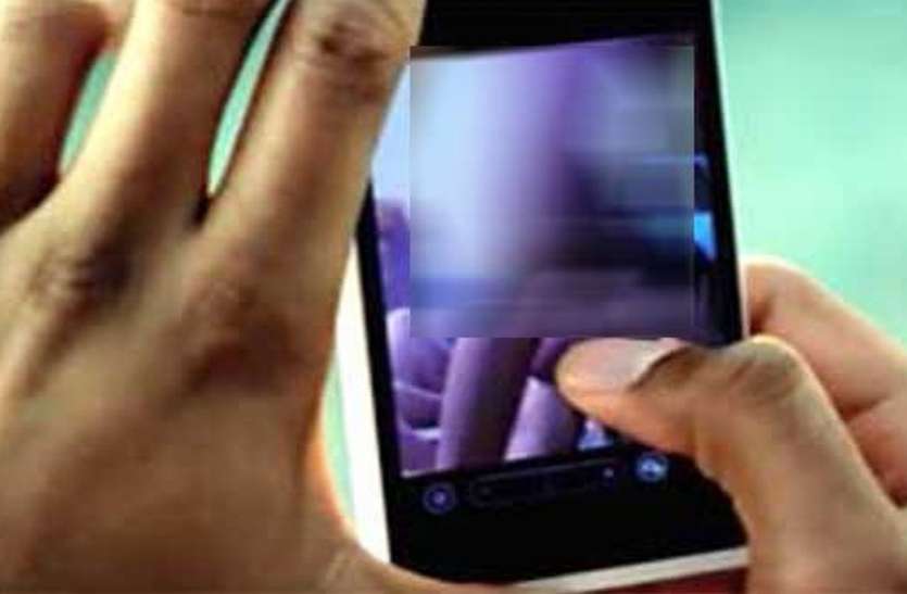 video लैपटॉप लेने गई छात्रा का युवक ने बना लिया ऐसा वीडियो, अब सहेली की तलाश कर रही पुलिस