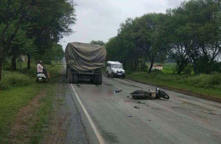 Trailer accident ड्यूटी जा रहे युवक के सामने से तेज रफ्तार में आई मौत, पहिए से कुचलकर सिर के हो गए टुकड़े