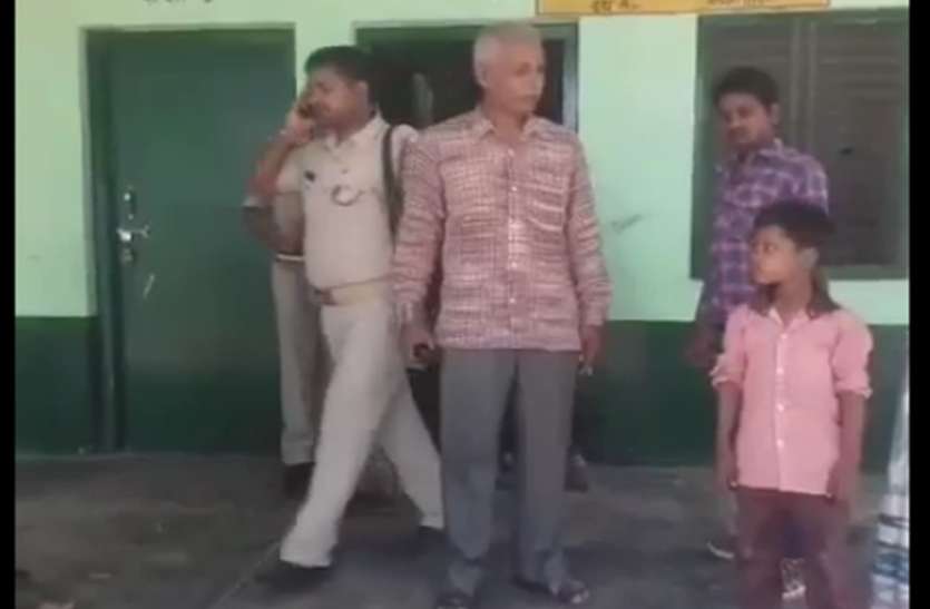 ambedkar nagar प्राइमरी स्कूल में टीचरों की लापरवाही, स्कूल में बच्चे को बंद कर शिक्षक चले गए घर