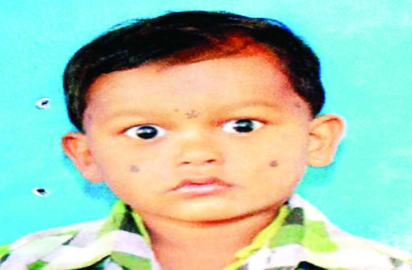 Bemetara Patrika सरकार के लापरवाह कर्मचारियों की वजह से बुझ गया घर का चिराग, मासूम के लिए न्याय की आस में भटक रहा पिता
