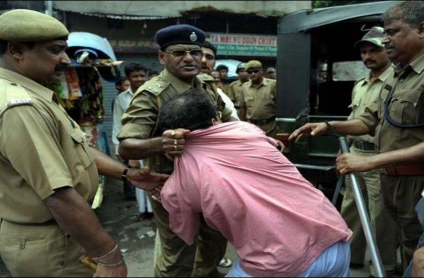symbolic photo of arrest मुख्यमंत्री योगी आदित्यनाथ के विरुद्ध अपमानजनक टिप्पणी करने पर पुलिस ने एक शख्स को किया गिरफ्तार