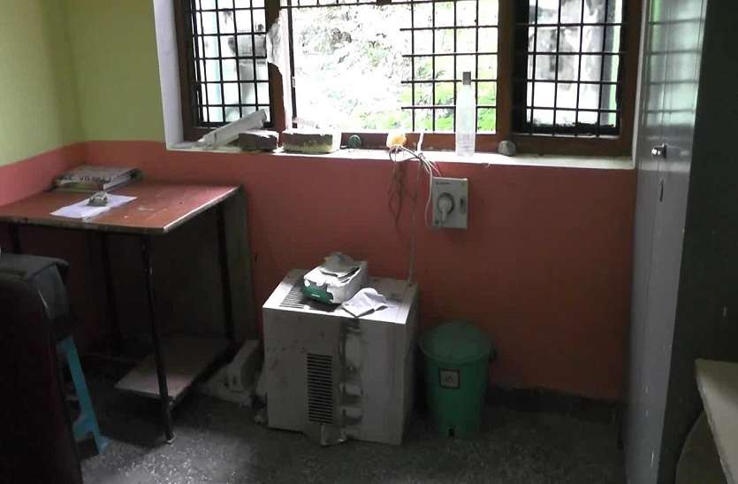 rto office mein chori in mahoba एआरटीओ ऑफिस में अज्ञात चोरों ने चोरी की वारदात को दिया अंजाम, पुलिस तहकीकात में जुटी