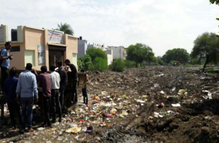 news born कचरे के डब्बे में खून से लथपथ मिला नवजात का शव, जांच में जुटी पुलिस