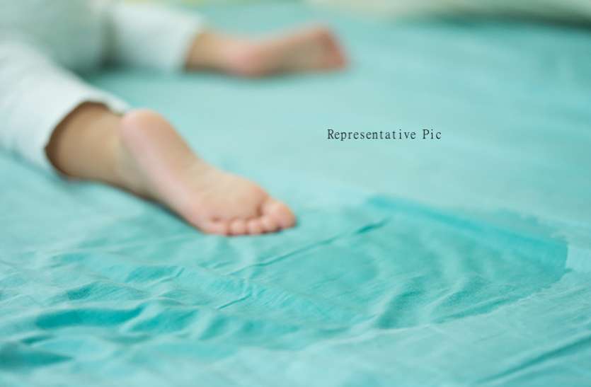 bed Wetting नींद में बिस्तर गीला करना गुर्दा रोग का लक्षण