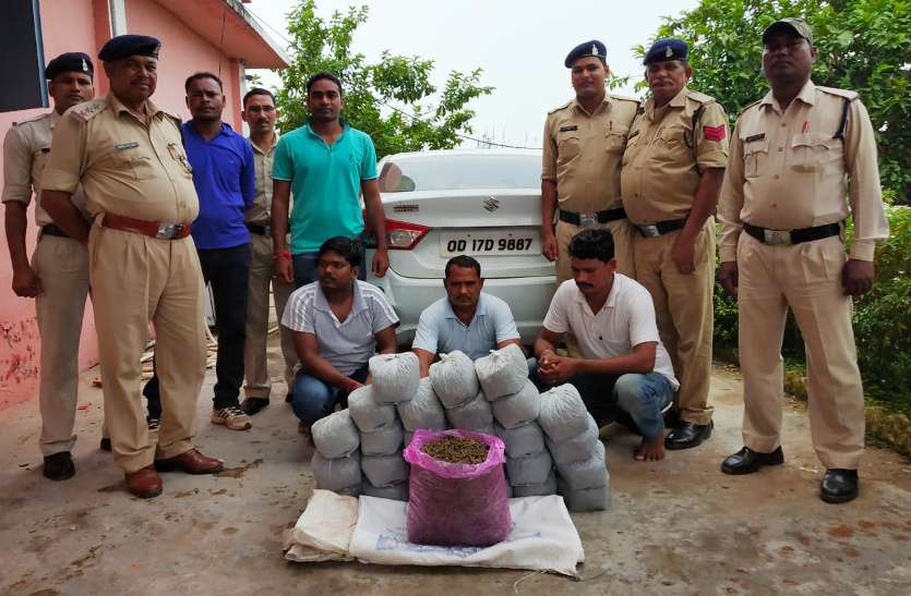 कार के अंदर भरा था ये अवैध सामान, भनक लगते ही बिर्रा पुलिस ने घेराबंदी कर तीन को पकड़ा कार के अंदर भरा था ये अवैध सामान, भनक लगते ही बिर्रा पुलिस ने घेराबंदी कर तीन को पकड़ा