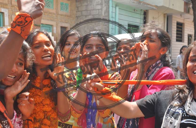 student union election: layed in the office Holly, joy of victory छात्रसंघ चुनाव 2018: कार्यालय में खेली होली, जीत की खुशी