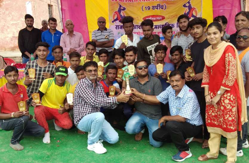 Hindoli's possession on final match of cricket competition क्रिकेट प्रतियोगिता के फाइनल मैच पर हिण्डोली का कब्जा