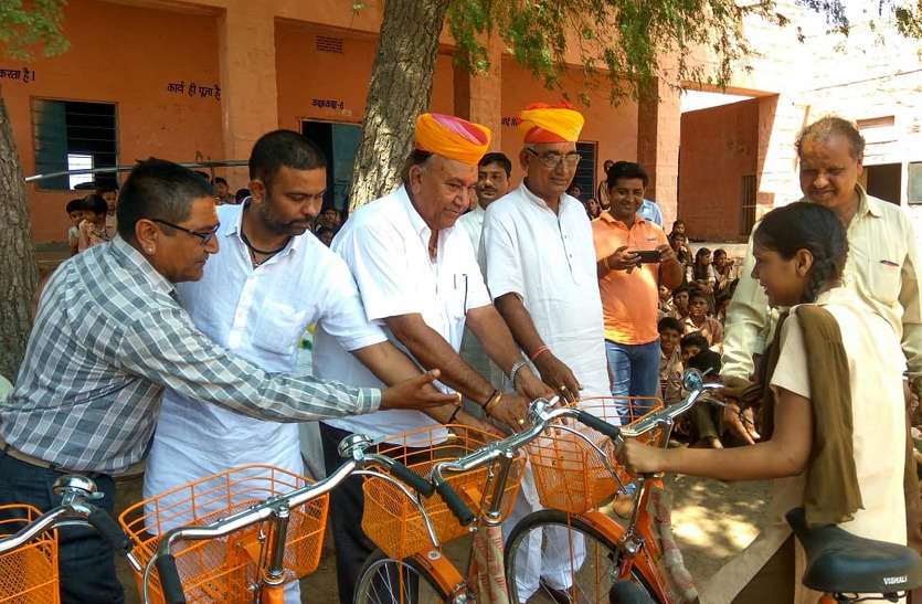 jaisalmer छात्राओं को बांटी साइकिलें