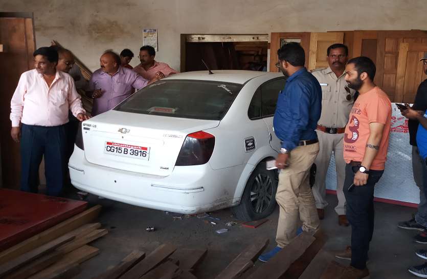 Car entered in shop 100 से अधिक की स्पीड में दुकान में घुस गई कार, ग्राहक आया चपेट में- देखें एक्सक्लूसिव Video